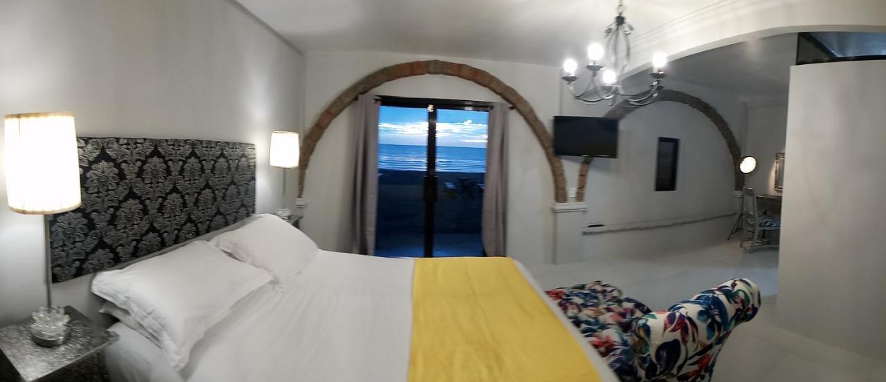 Sunbloom Beachfront Hotel And Restaurant Zambales Sinabacan Exterior photo