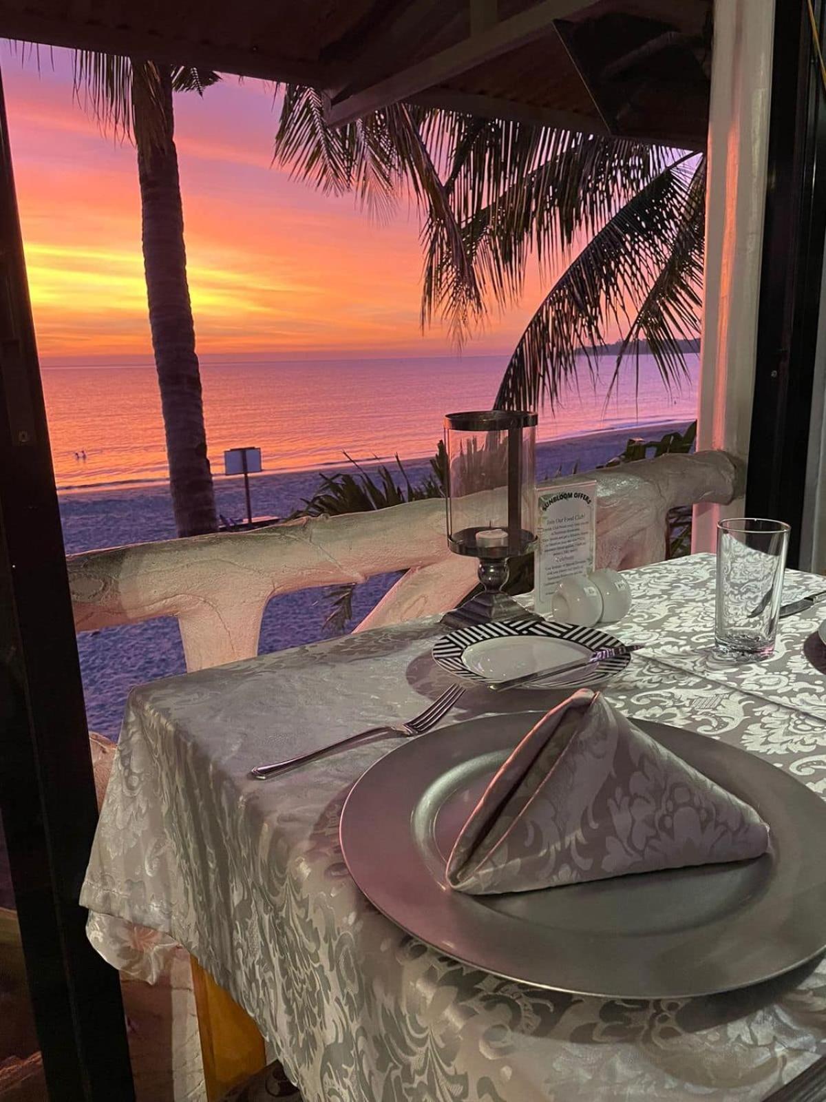 Sunbloom Beachfront Hotel And Restaurant Zambales Sinabacan Exterior photo